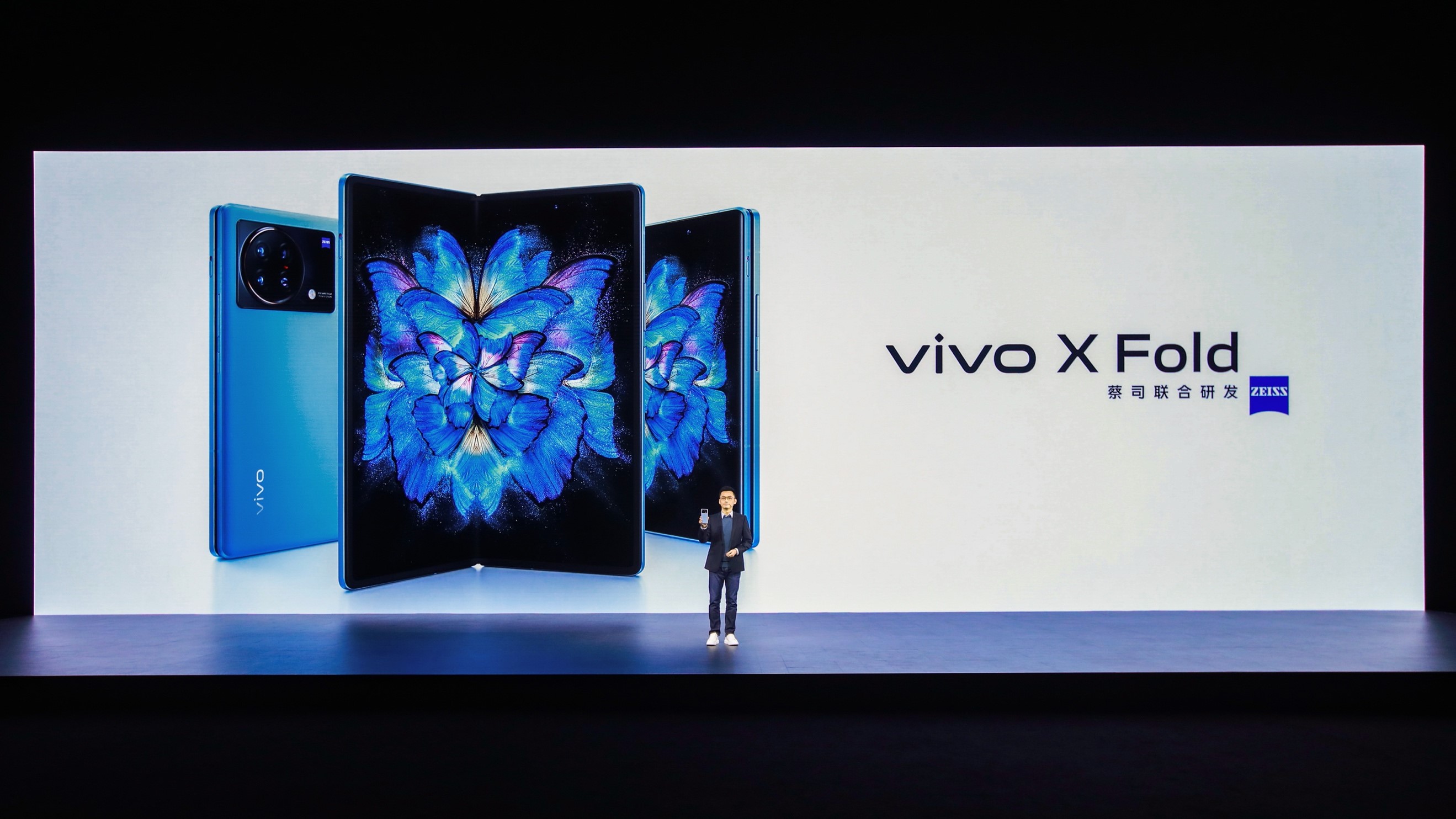 vivo анонсирует X Fold, свой первый складной телефон Расширяя свой модельный ряд, компания vivo также представила 7-дюймовый экран X Note и свой первый флагманский планшет vivo Pad.