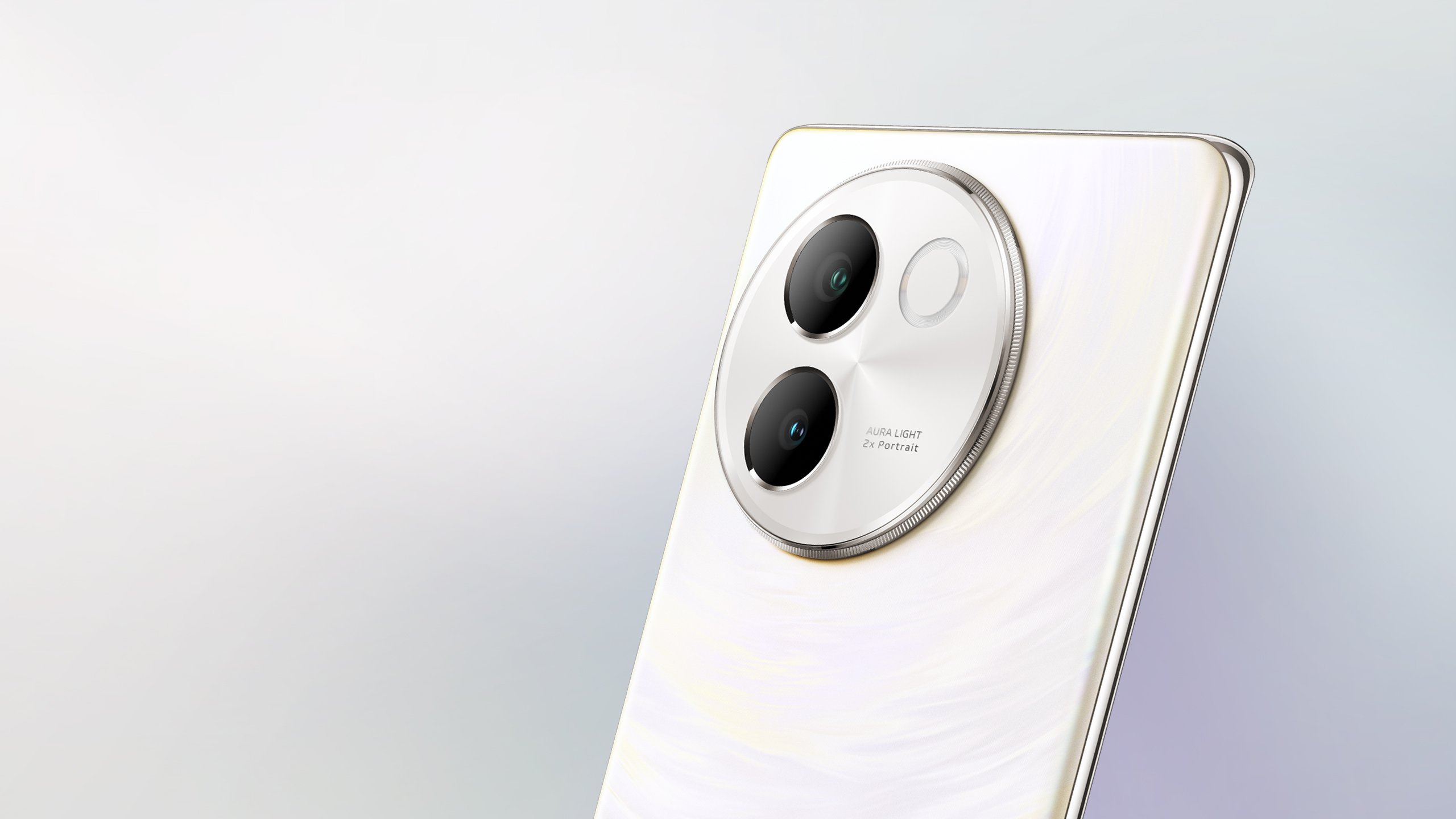 vivo V30e in dreamy white