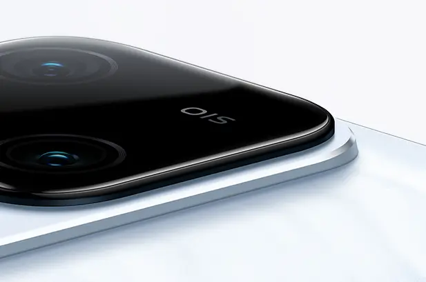 vivo V30 綻放白，採用一體式雲階設計