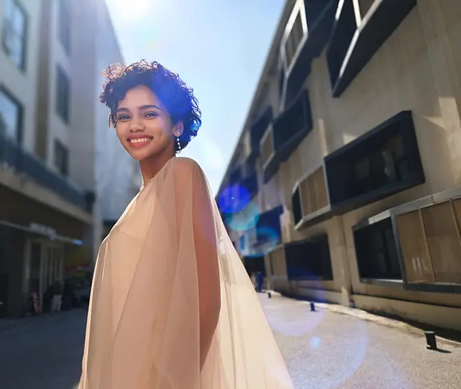 vivo V30 Pro captures ZEISS cine-flare portrait
