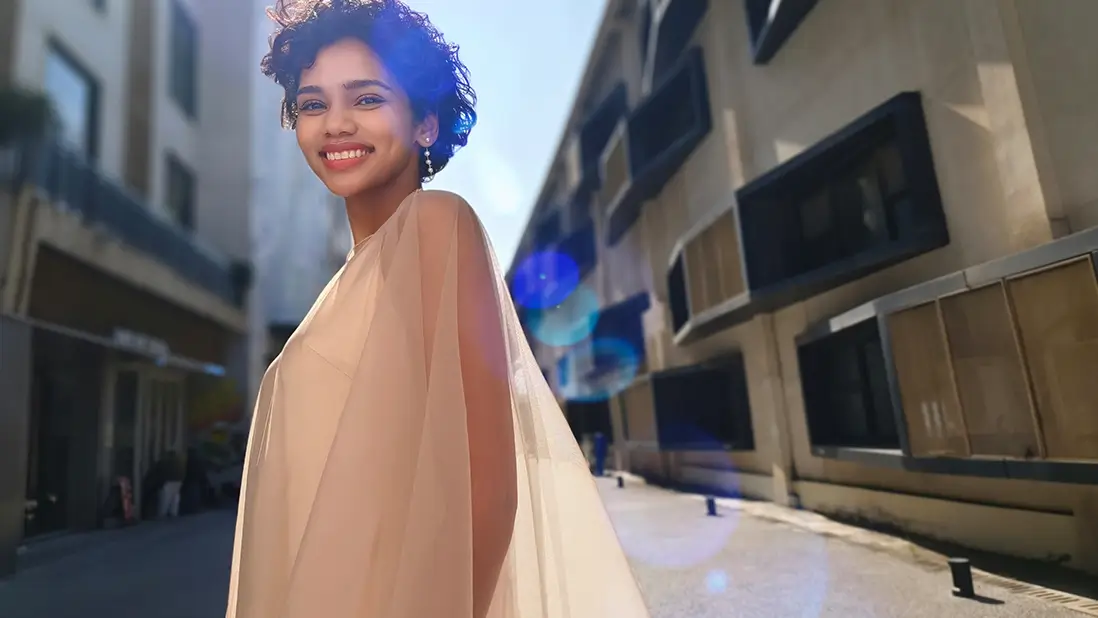 vivo V30 Pro captures ZEISS cine-flare portrait