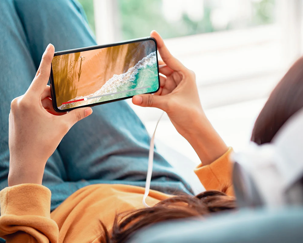 هاتف Y28 من vivo مع توازن غامر وتجربة صوت محيطي