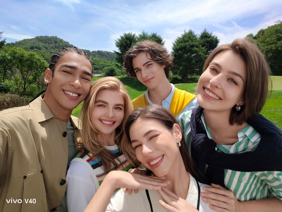 образец фото, снятого на vivo V40 с селфи-камерой 50 Мп с автофокусом для групповых селфи