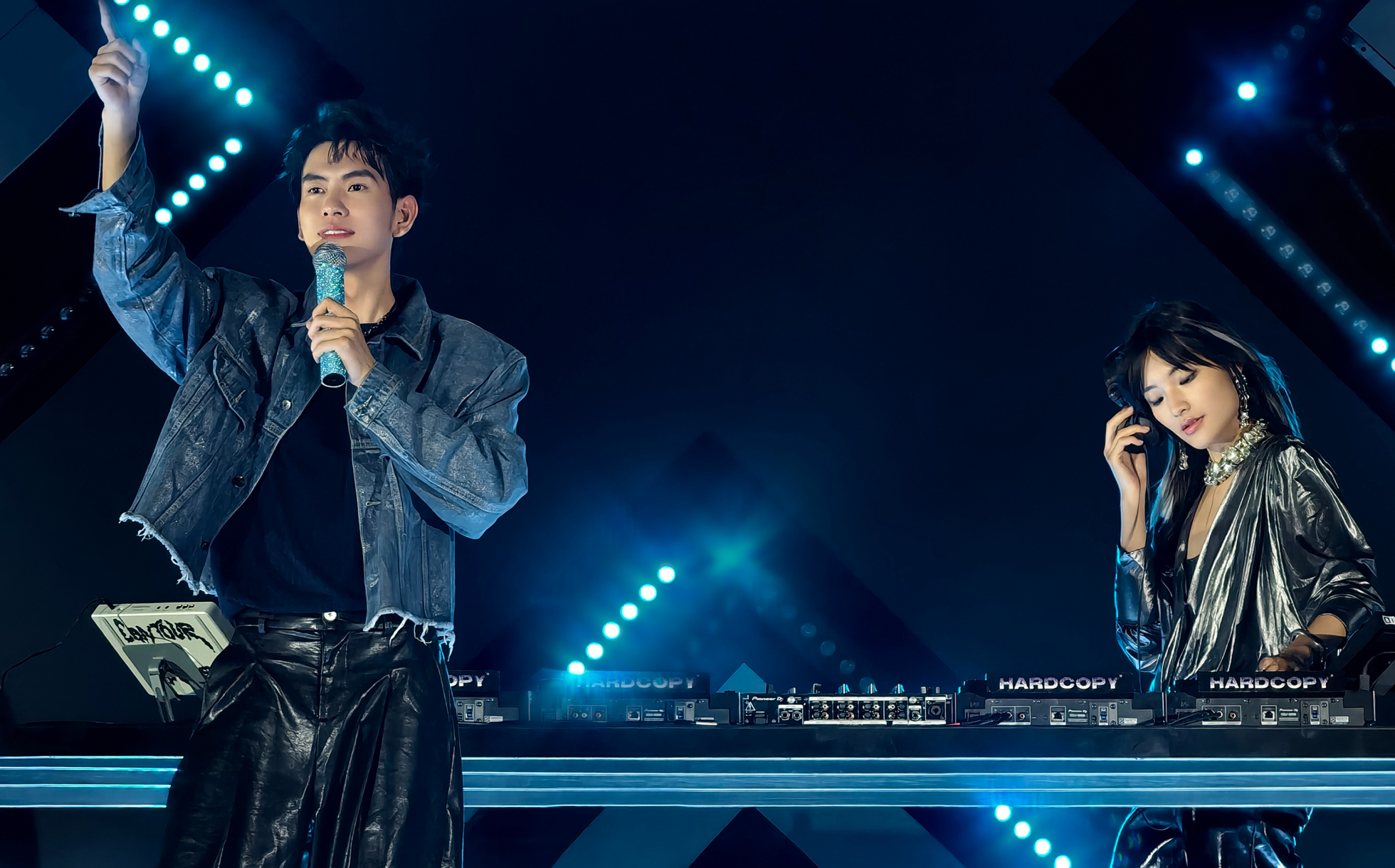 concert photography by vivo X200 Pro with telephoto super stage mode
