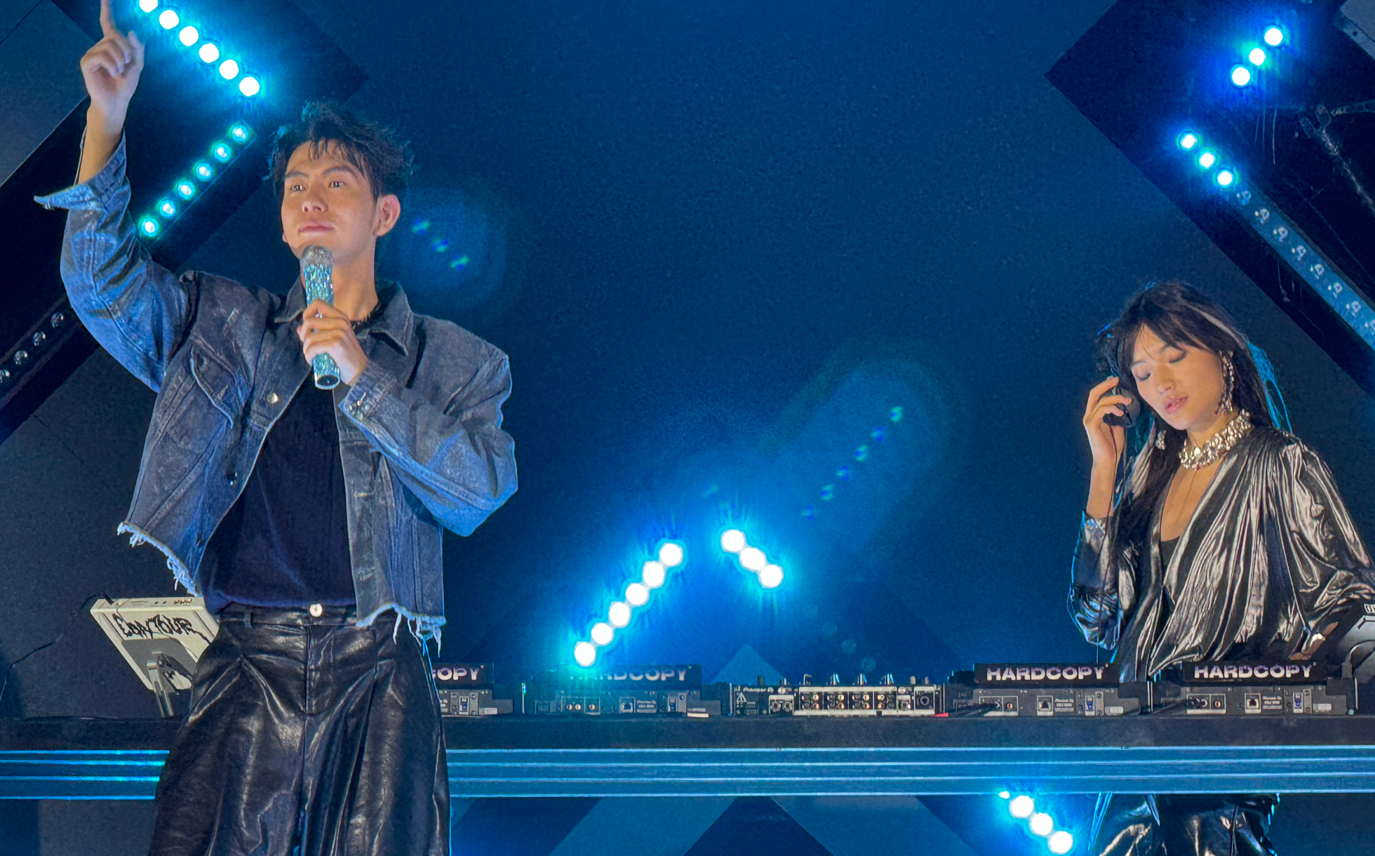 concert photography by vivo X200 Pro with telephoto super stage mode