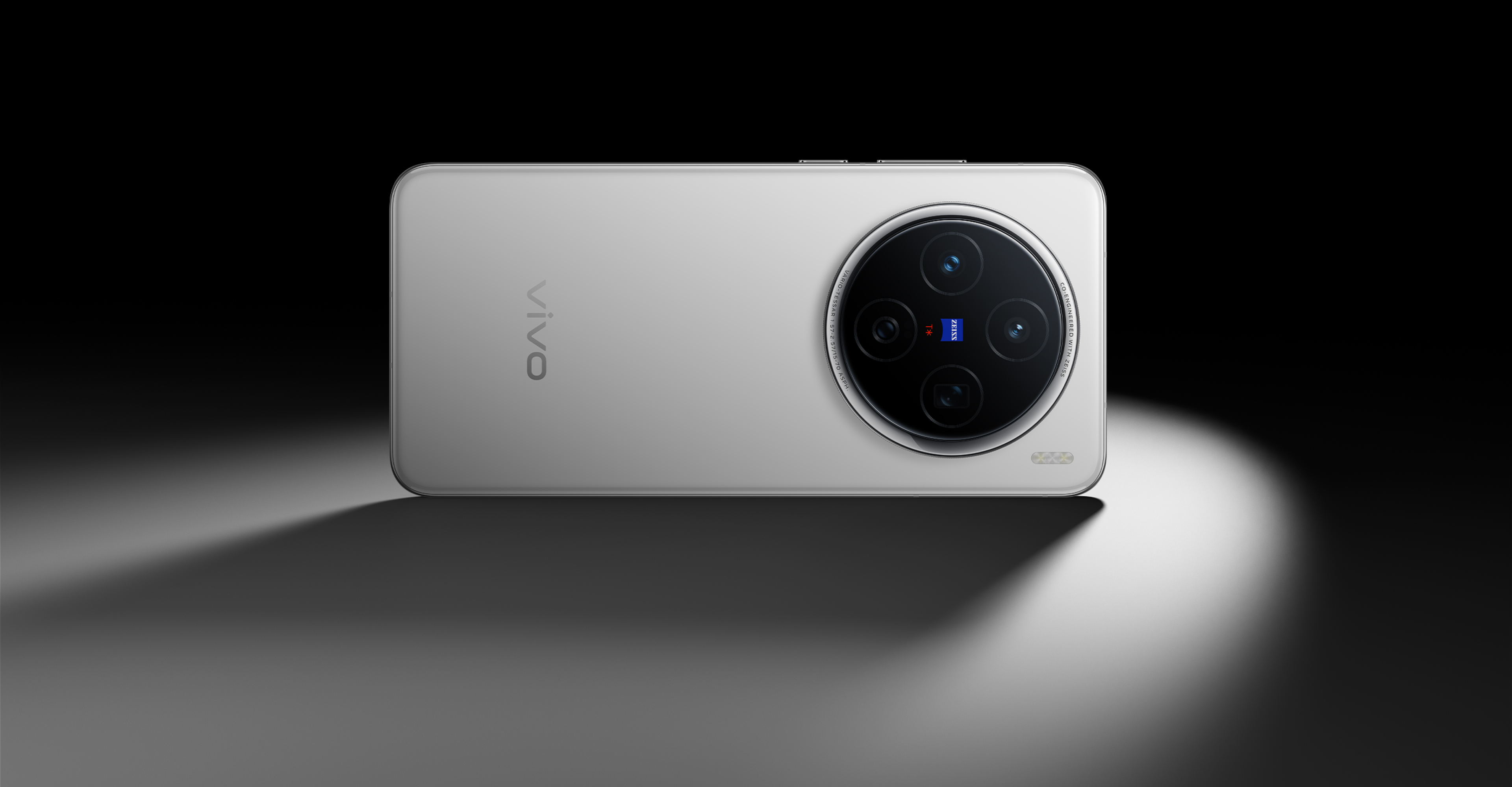 vivo X200 in moonlight white color