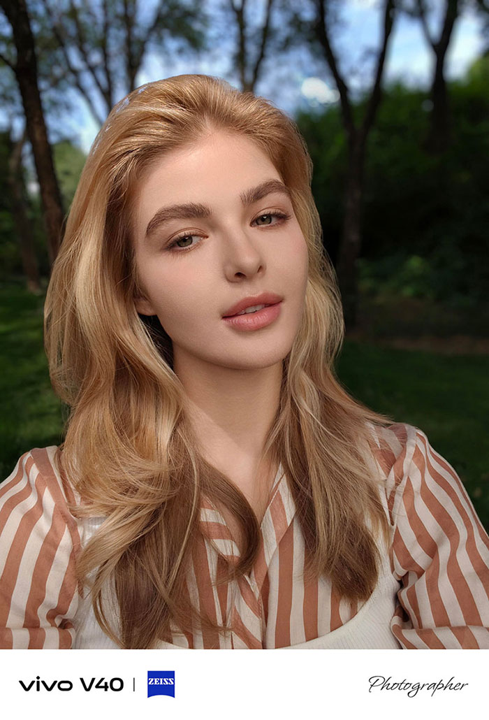 жасанды интеллект (AI) көмегімен бетті контурлау технологиясы бар vivo V40 арқылы түсірілген фотосурет үлгісі