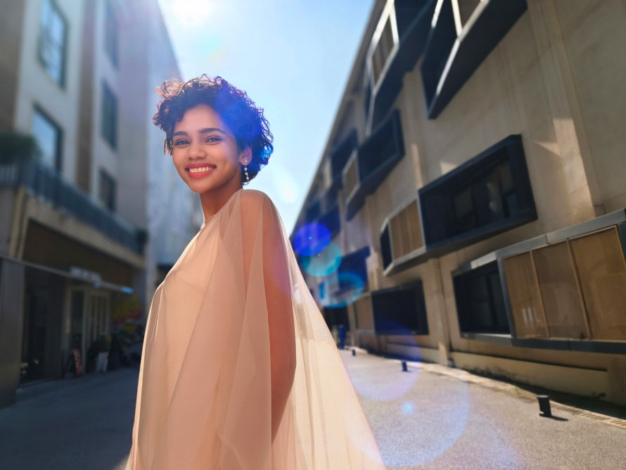 ZEISS Cine-flare портреті мүмкіндігі бар vivo V40 арқылы түсірілген фотосурет үлгісі