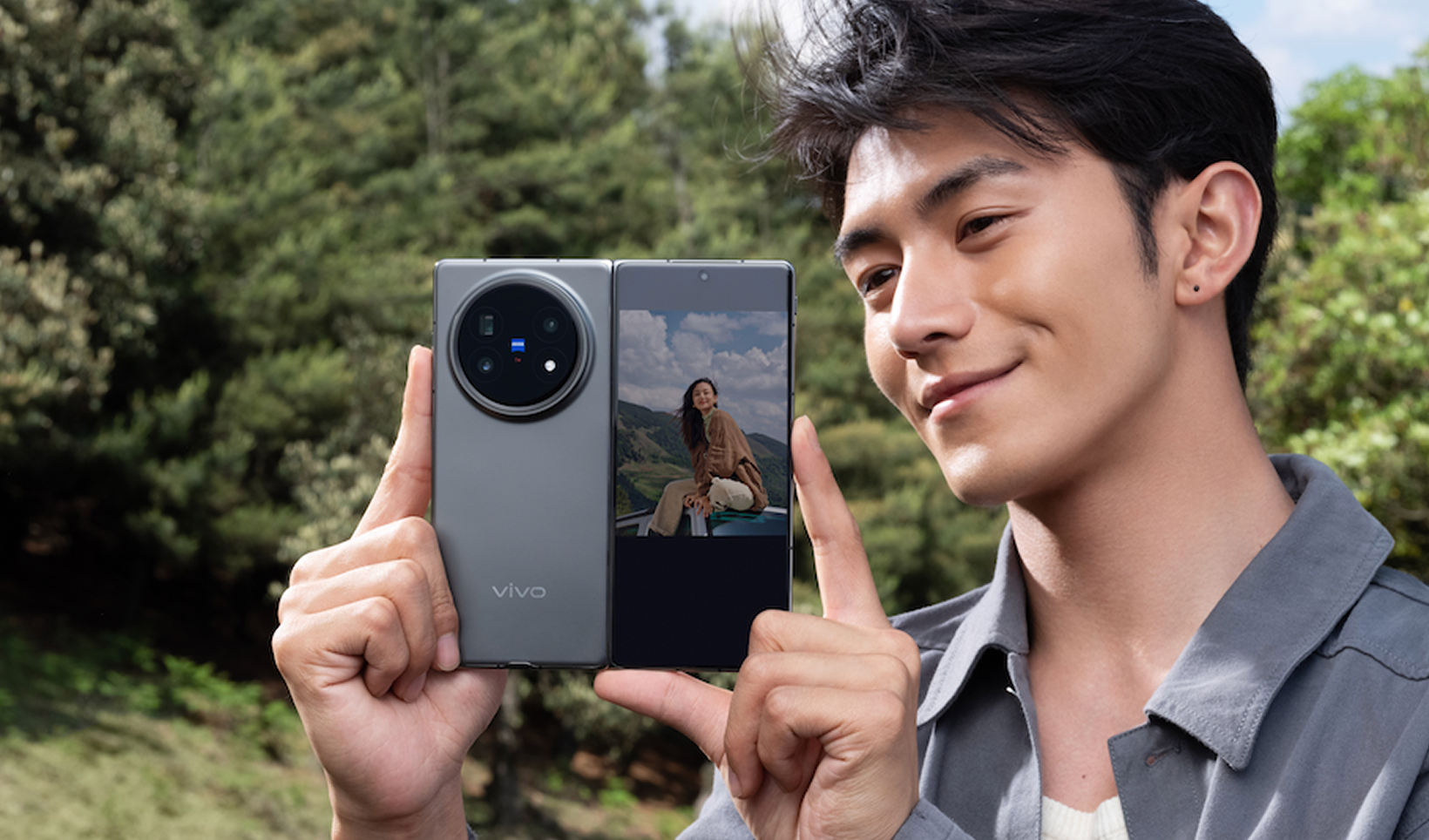 taking photo with vivo X Fold5 using Dual-Display Preview
